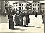 1905 Donne in piazza del Santo a Padova (Oscar Mario Zatta)